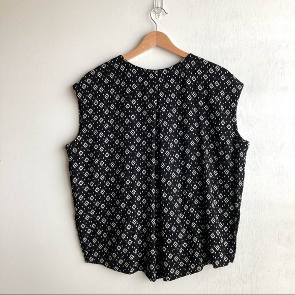 Universal Thread Women’s Top Sleeveless Black w/white print top blouse - Picture 5 of 8